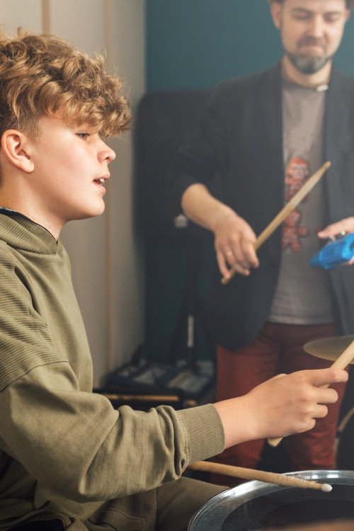 Τι πρέπει να γνωρίζετε αν το παιδί σας ζητάει ιδιαίτερα μαθήματα drums