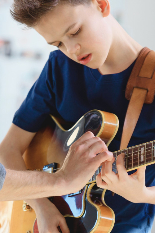 Ιδιαίτερα μαθήματα ηλεκτρικής κιθάρας: αξίζουν την επένδυση;